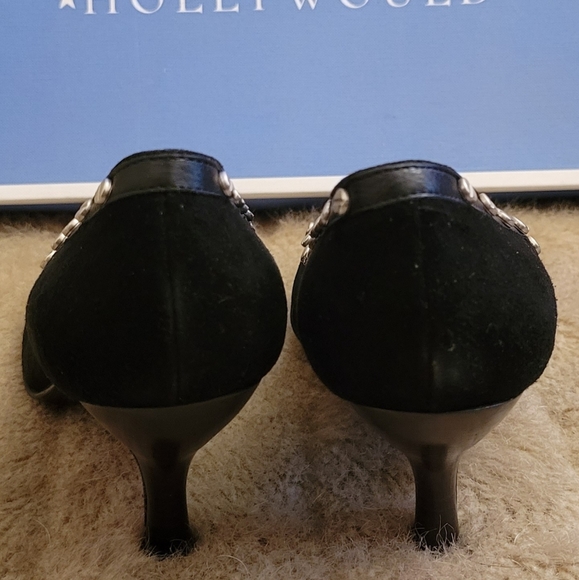 Hollywould $465 New with Box black pumps w metal handcuffs - Picture 9 of 11